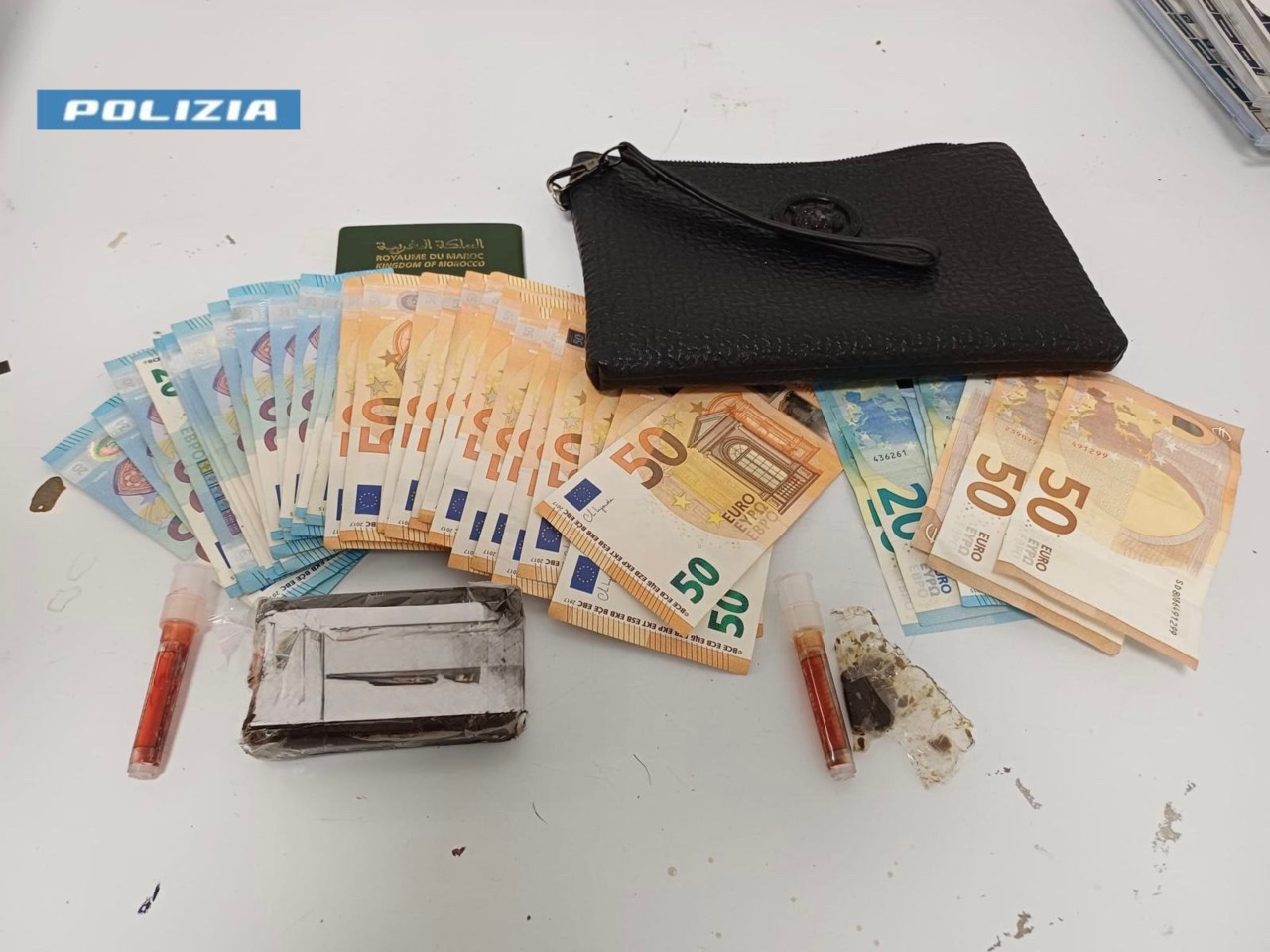 Fugge tra la folla con la droga, arrestato pusher 27enne