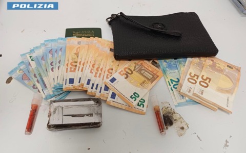 Fugge tra la folla con la droga, arrestato pusher 27enne