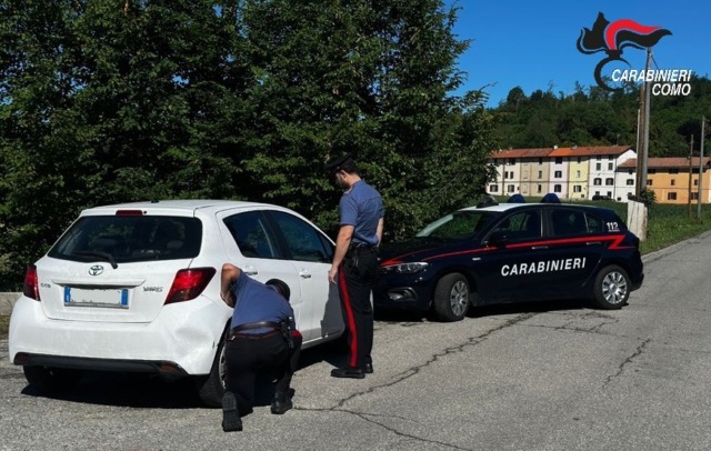 Fermati con la droga: uno fugge, gli altri finiscono in manette