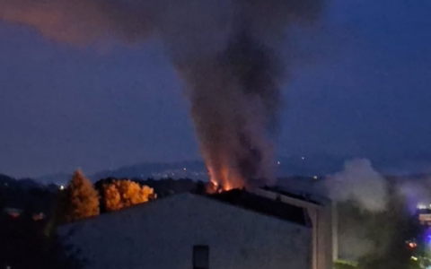 Incendio in appartamento: 22 persone evacuate