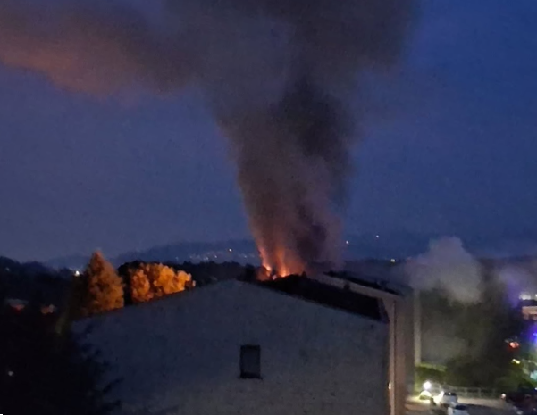 Incendio in appartamento: 22 persone evacuate