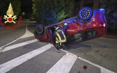 Auto ribaltata sulla strada provinciale Lomazzo-Bizzarone