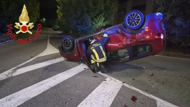 Auto ribaltata sulla strada provinciale Lomazzo-Bizzarone