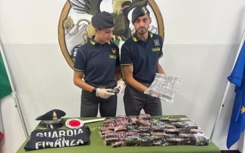 Girava con oltre 20kg di hashish in macchina, trafficante arrestato