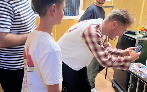 Ricrea il palco di Alfa con i Lego e il cantante lo invita nel backstage