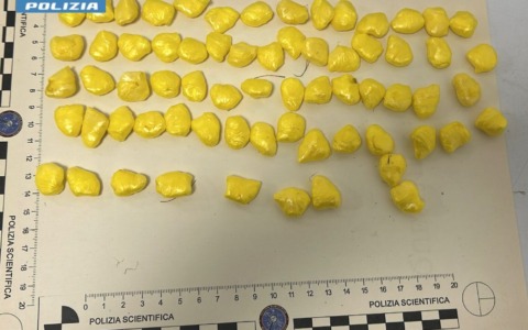 Spacciava su un’auto a noleggio: arrestato 24enne
