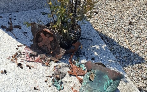 Atti vandalici al cimitero: fuoco alle tombe