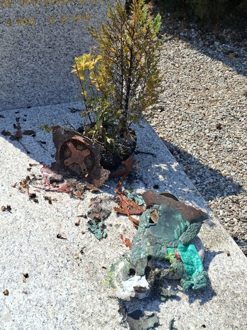 Atti vandalici al cimitero: fuoco alle tombe