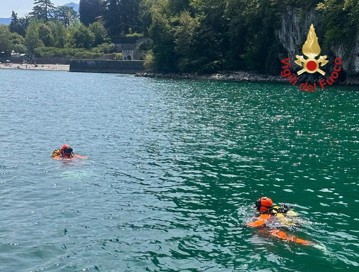 Si tuffa per salvare il figlio, ma il lago lo inghiotte
