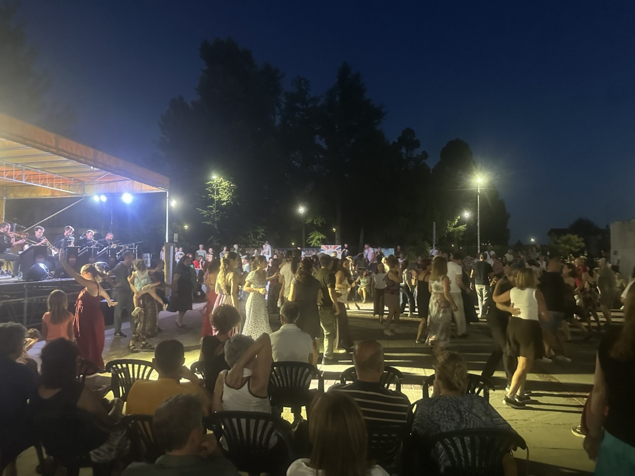 Applausi alla piazza trasformata in pista da ballo