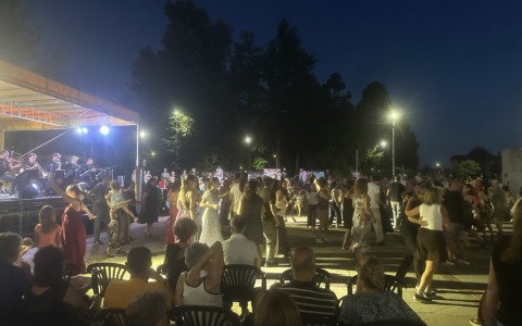 Applausi alla piazza trasformata in pista da ballo