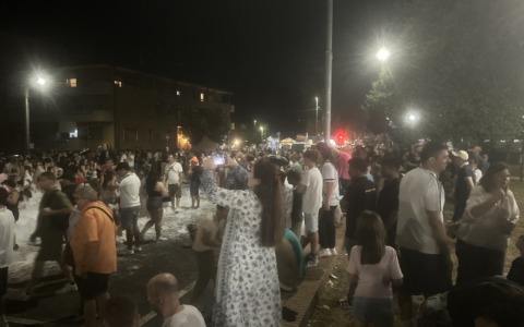 Folla e divertimento alla “Notte Arancione “