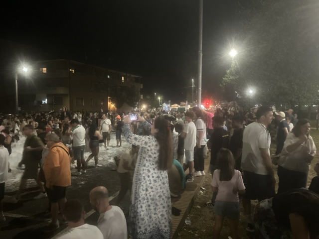 Folla e divertimento alla “Notte Arancione “
