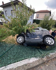 Auto esce di strada, abbatte una recinzione e piomba in un giardino