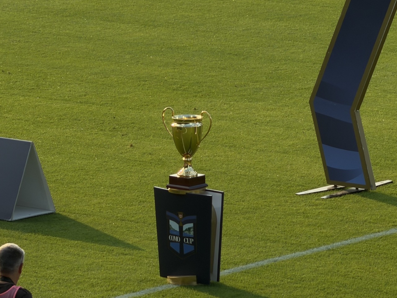 Como Cup 2026, il trofeo esposto sul prato del Sinigaglia