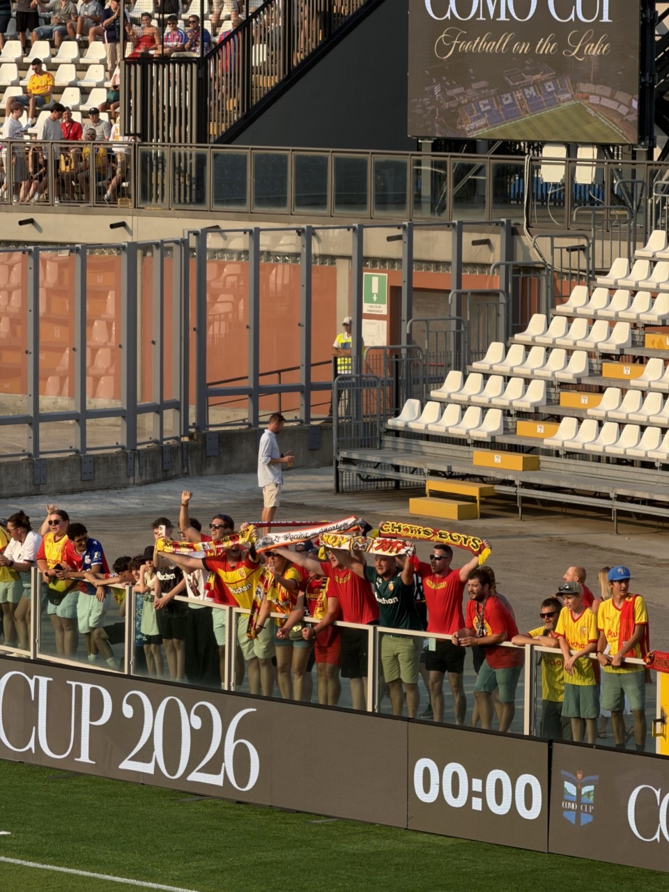 Tifosi del Lens presenti alla Como Cup 2026
