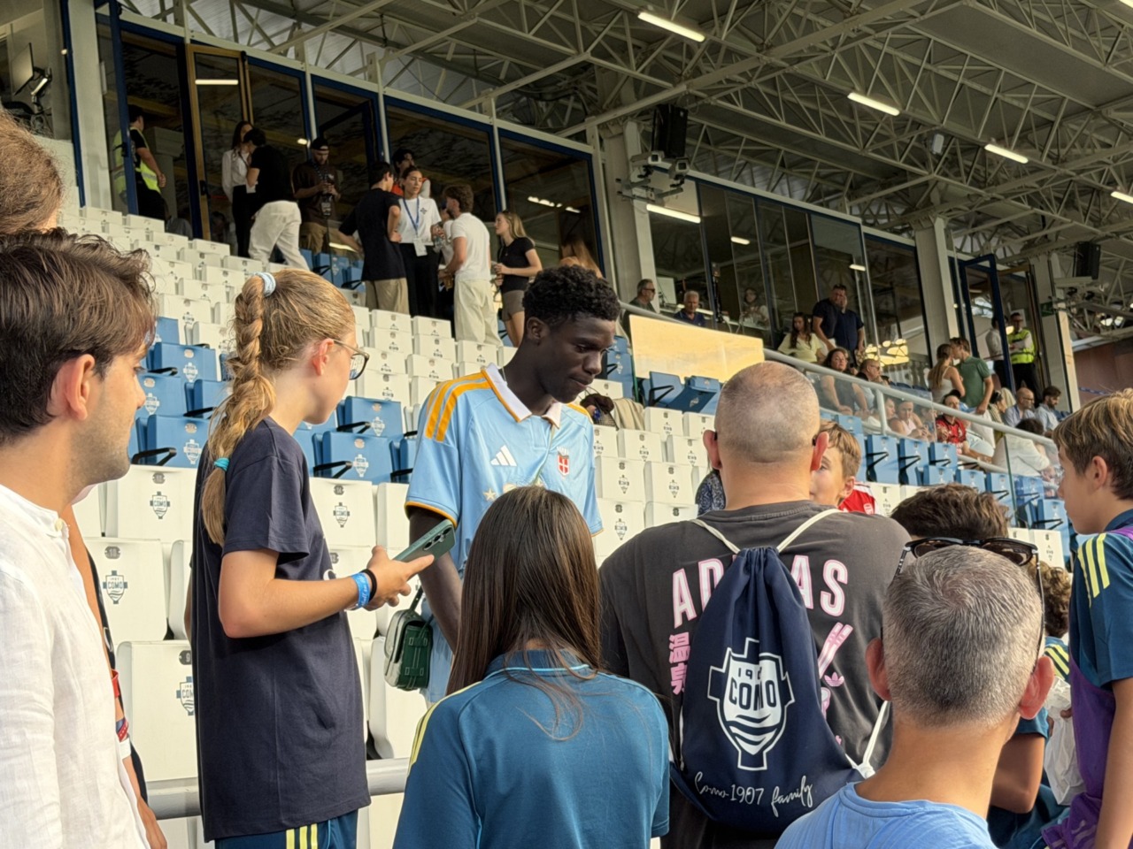 Assane Diao alla Como Cup 2026, concede foto ai tifosi del Como