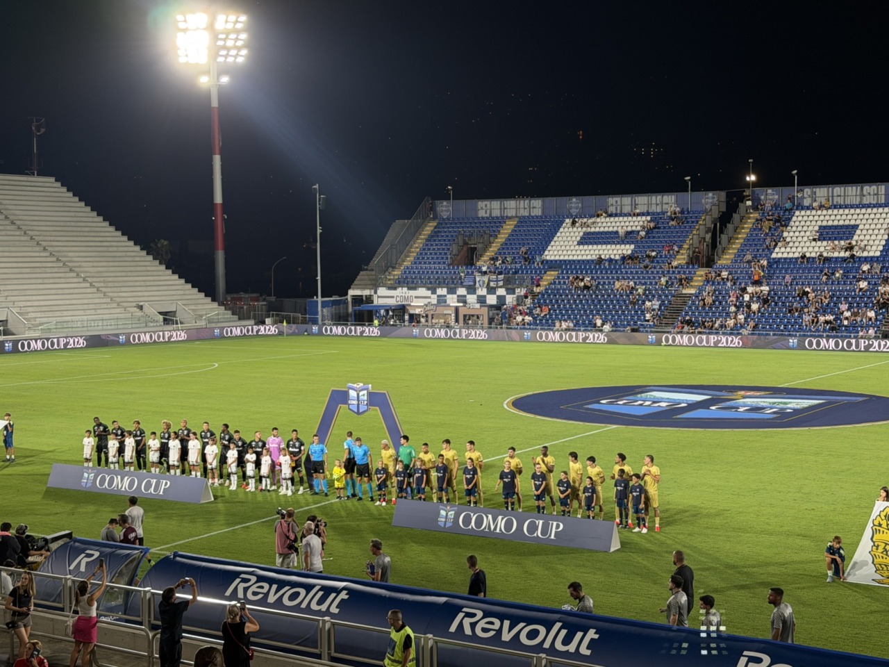 Lens-Famalicão, squadre schierate prima dell'inizio della partita, Como Cup 2026