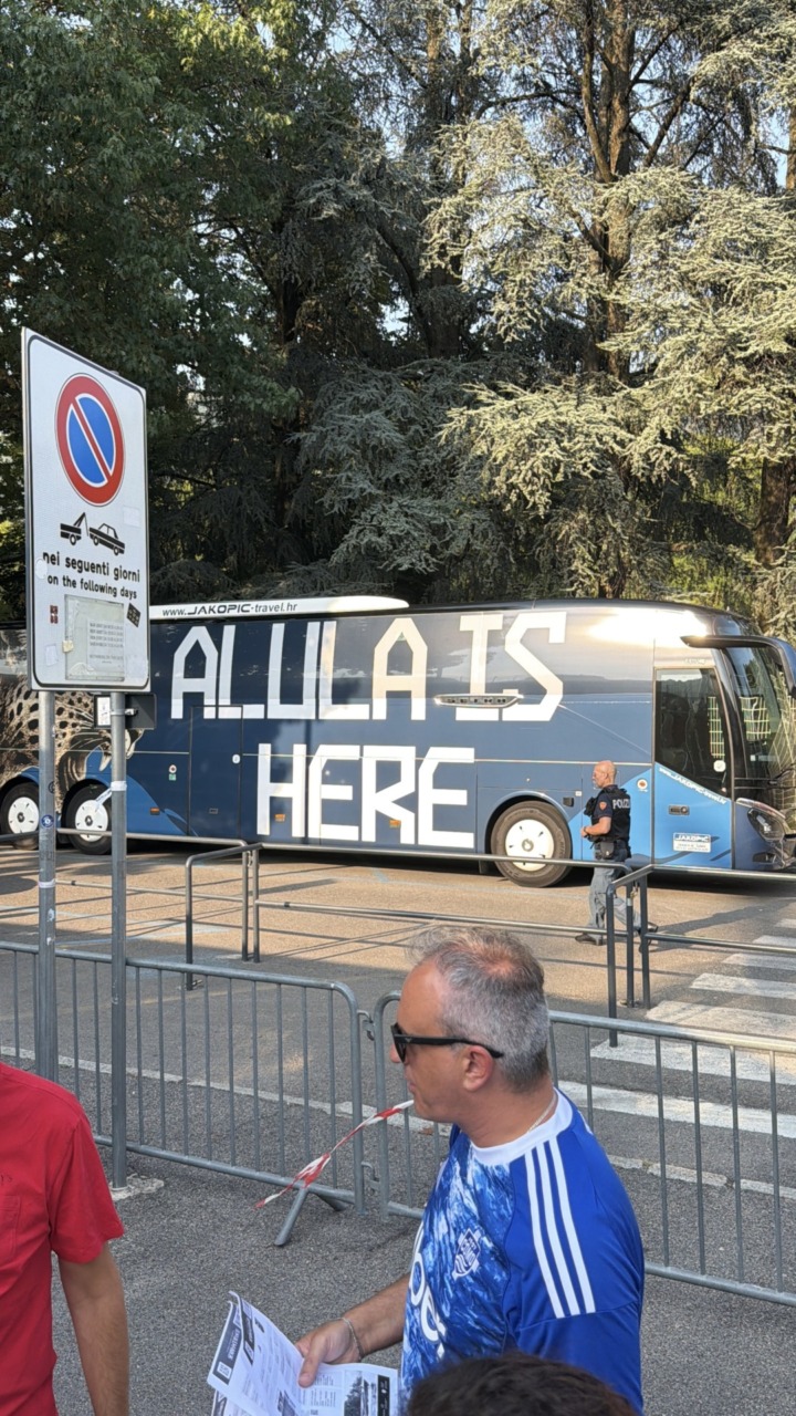 Como Cup 2026, il pullman dei sauditi AlUla fuori dallo stadio Sinigaglia