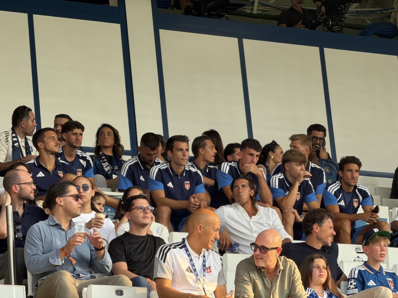Como Cup 2026, una parte della squadra del Como 1907 sugli spalti del Sinigaglia