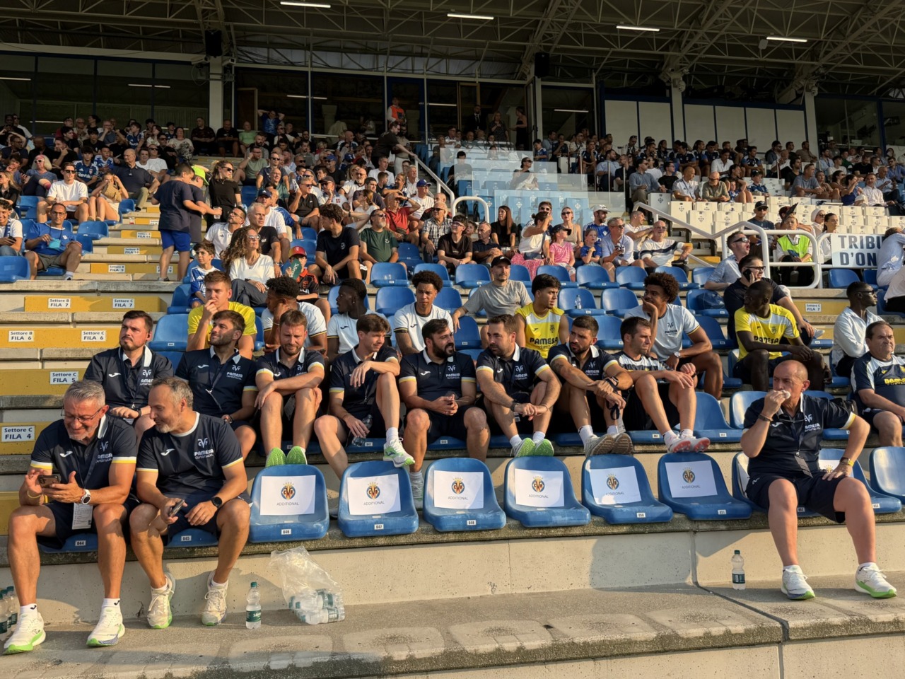 Como Cup 2026, una parte di squadra e staff del Villareal sugli spalti