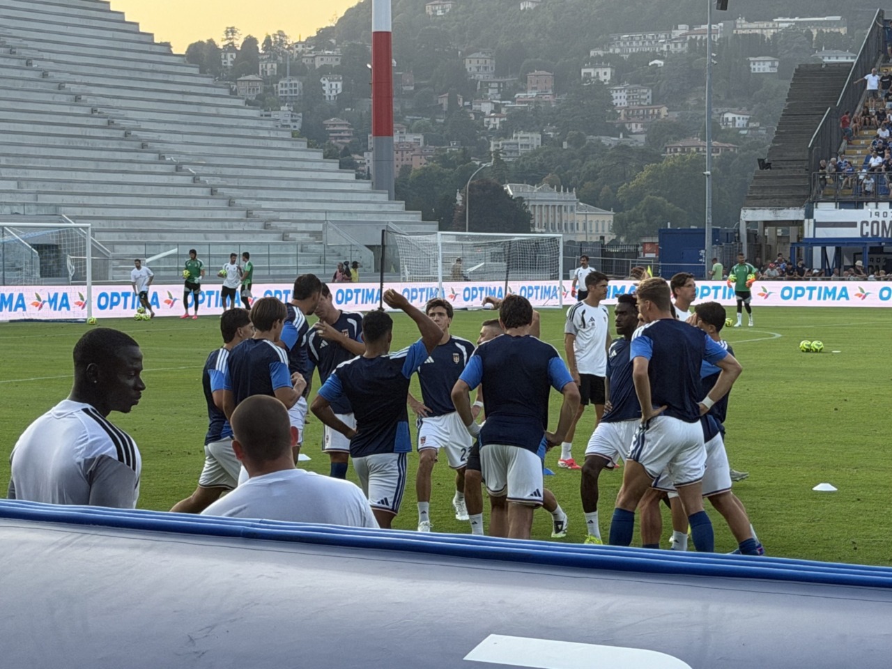 Como Cup 2026, il Como si riscalda prima dell'esordio contro l'AlUla