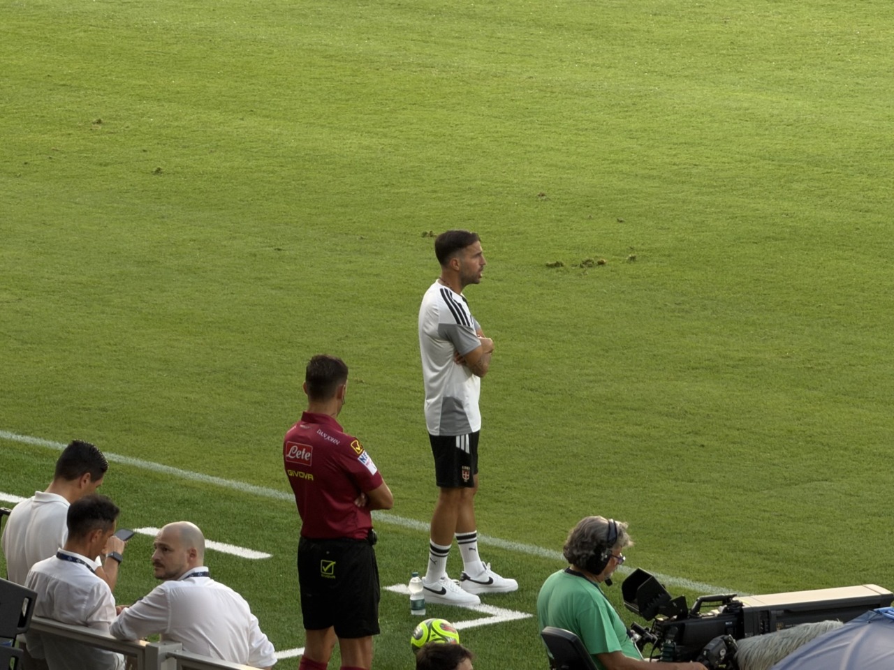 Como Cup 2026, mister Cesc Fàbregas a bordocampo osserva i suoi durante Como vs AlUla Sc