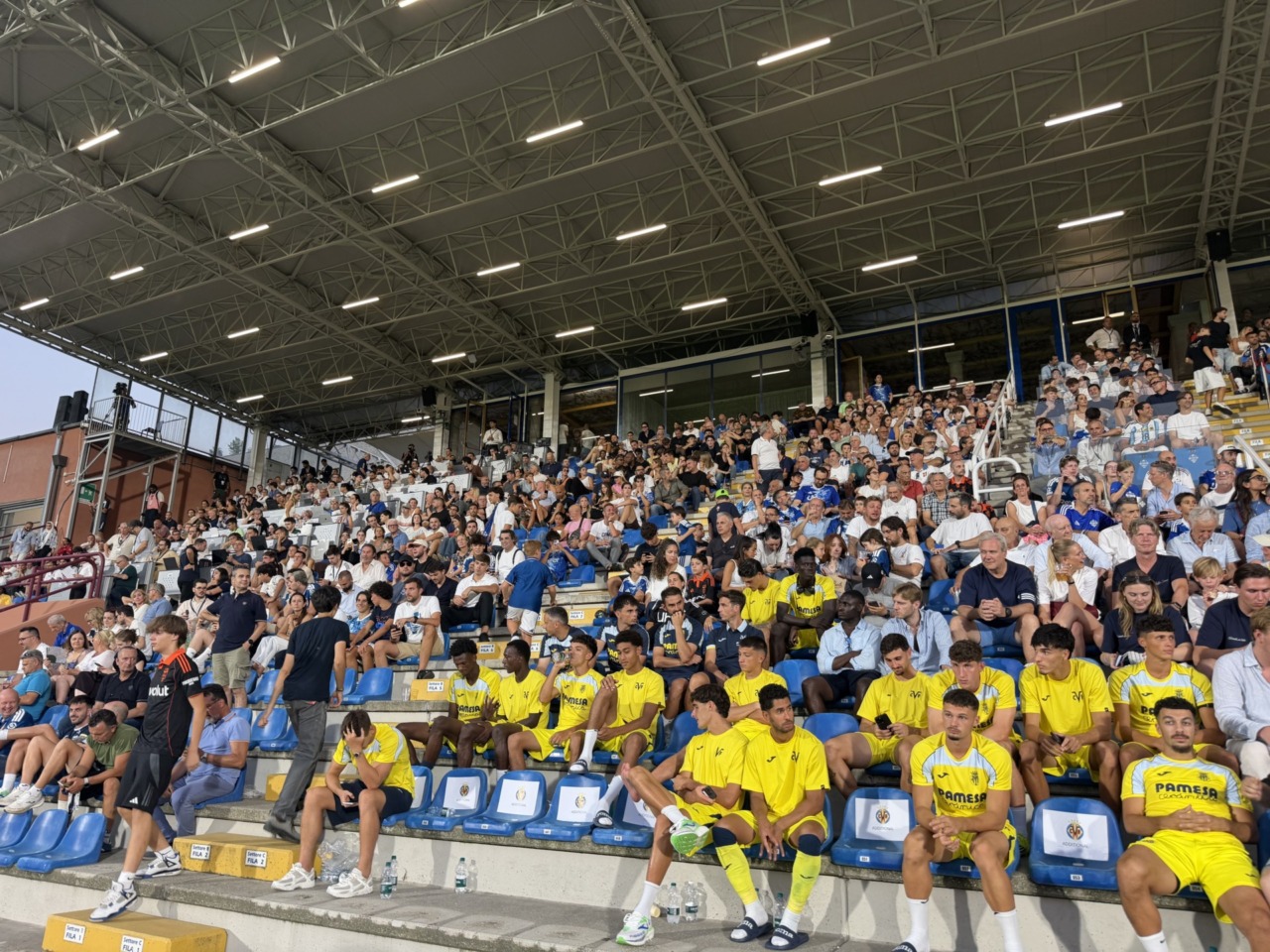Como Cup 2026, la tribuna coperta quasi piena durante Como - AlUla (nelle prime file alcuni calciatori del Villareal)
