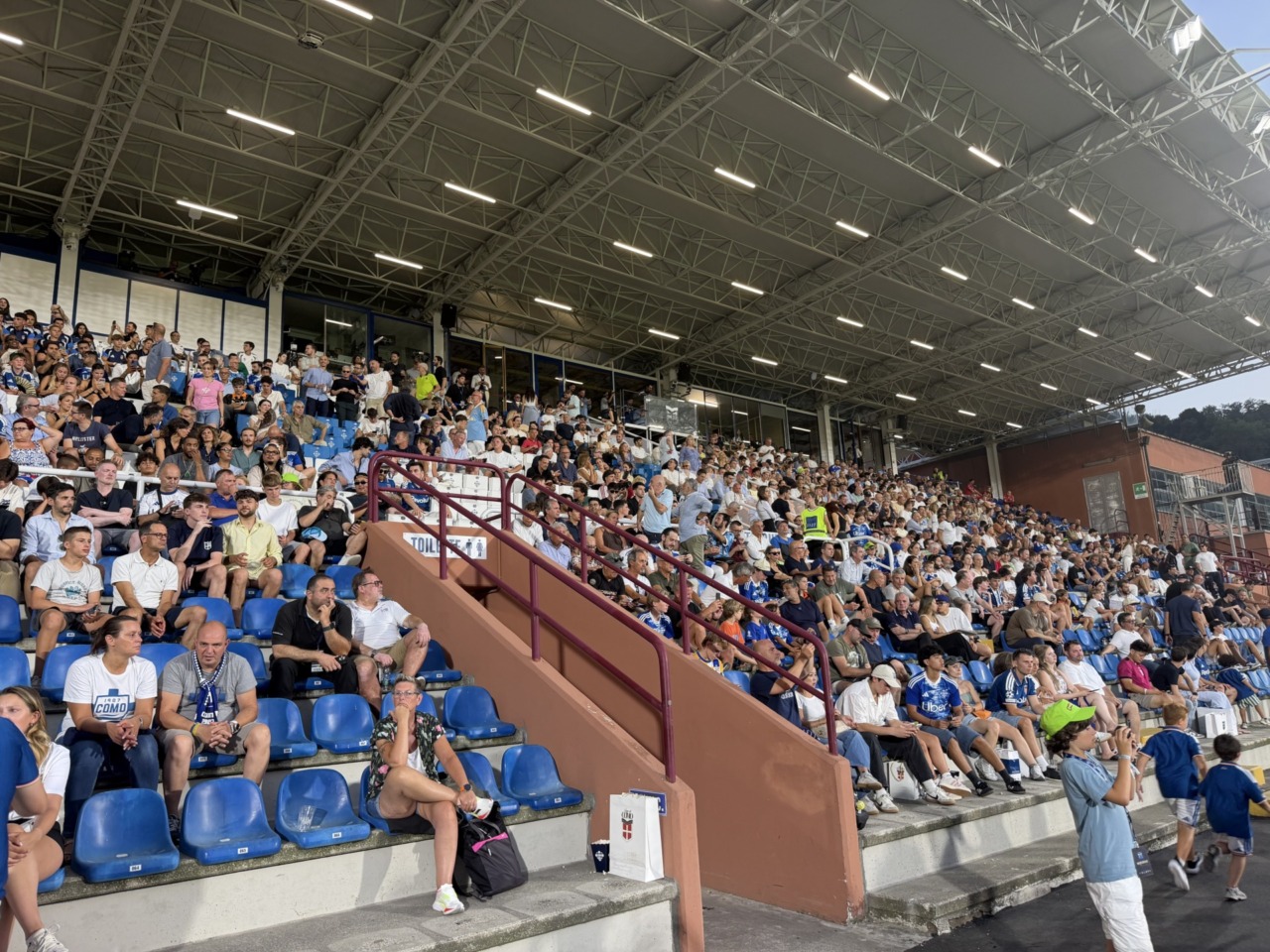 Como Cup 2026, tribuna coperta quasi piena durante Como - AlUla sc