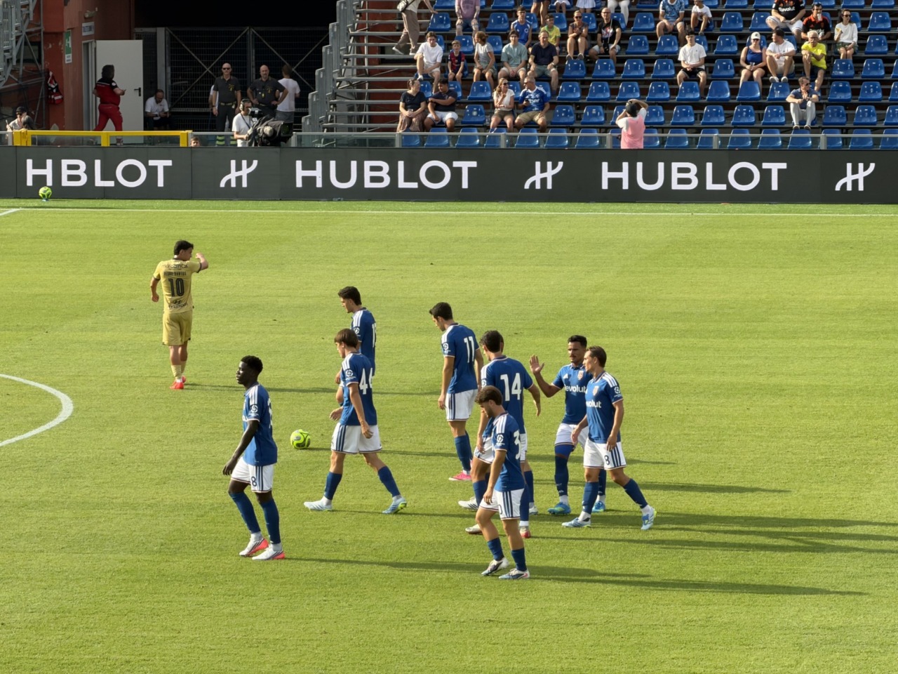 Como Cup 2026, esultanza dei giocatori del Como nella partita contro il Famalicão