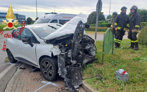 Auto contro auto, due feriti