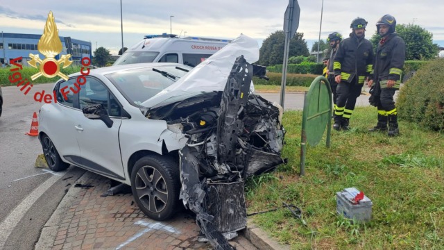 Auto contro auto, due feriti