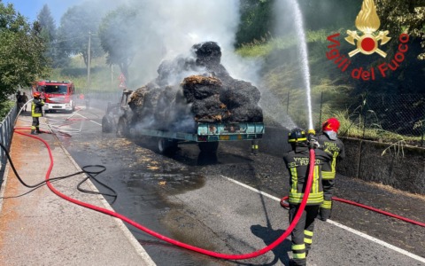 Prende fuoco il trattore carico di fieno