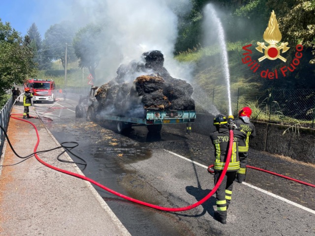 Prende fuoco il trattore carico di fieno