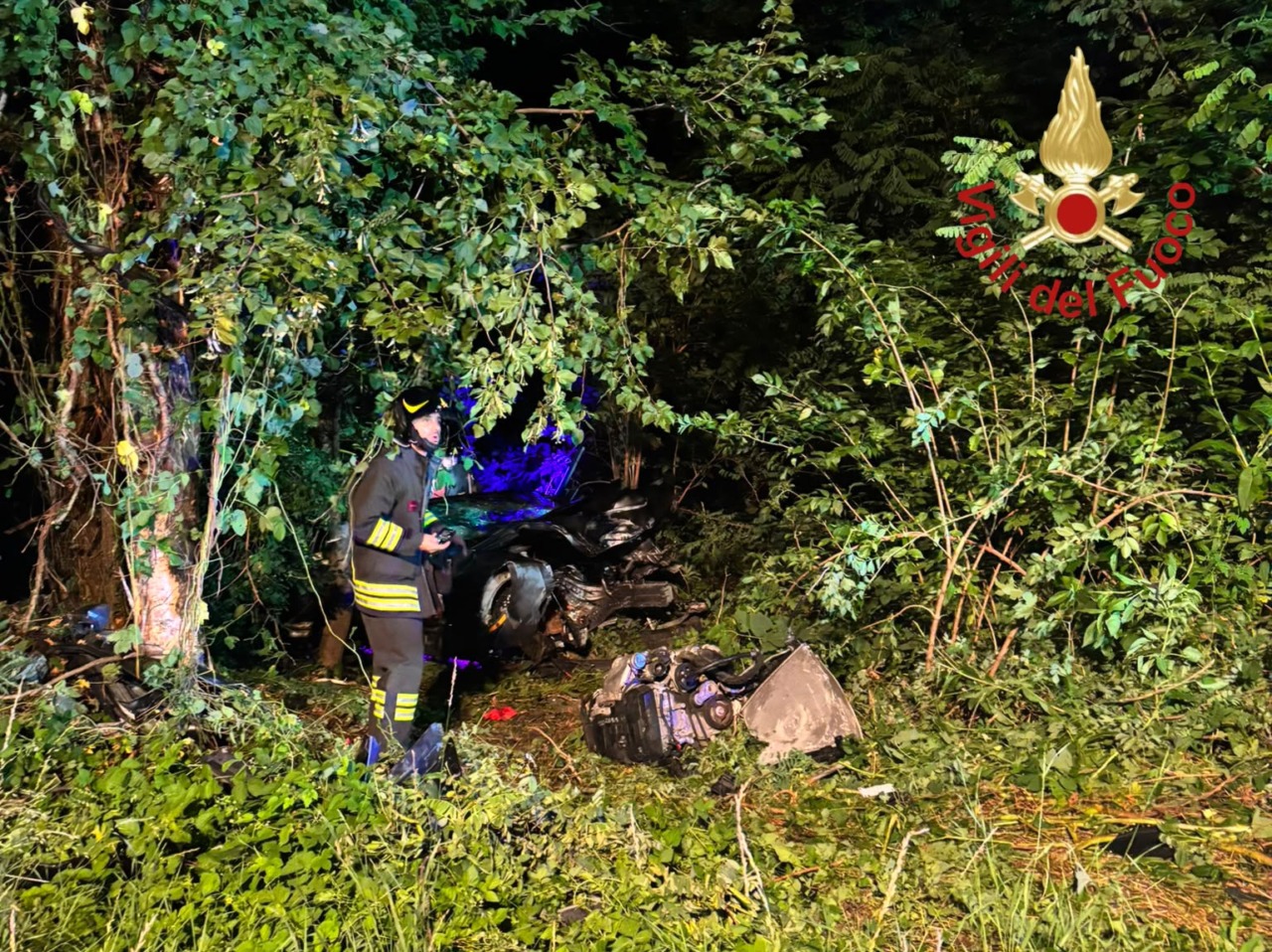 L’auto esce fuori strada e finisce nel bosco: 3 ventenni feriti