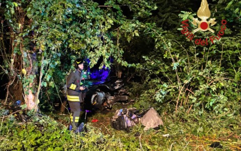 L’auto esce fuori strada e finisce nel bosco: 3 ventenni feriti