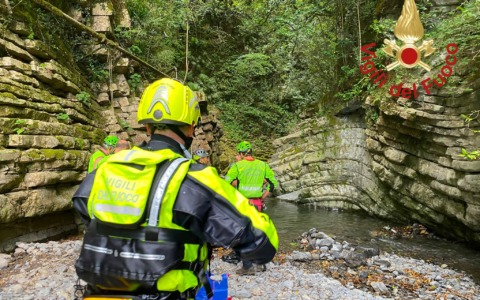 Rinvenuto il cadavere di un 19enne nel torrente