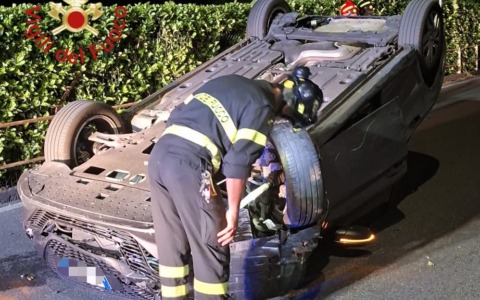 Perde il controllo e si ribalta, paura per un 26enne