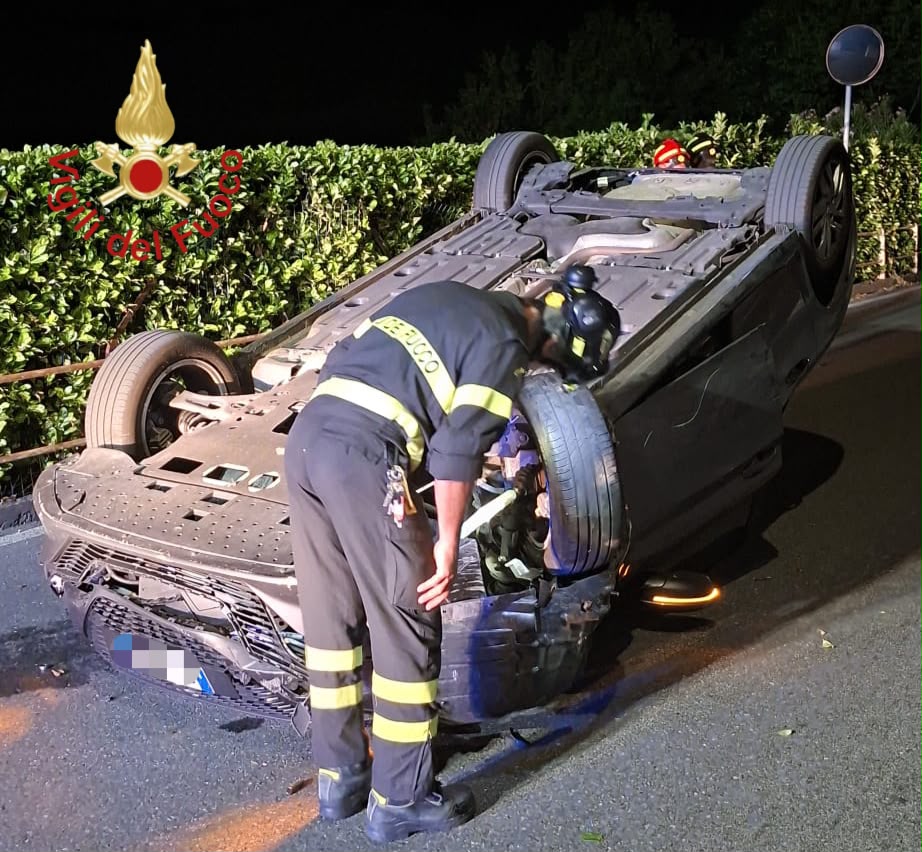 Perde il controllo e si ribalta, paura per un 26enne