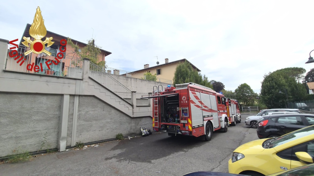 Fiamme tra i rifiuti nel condominio: 11 persone soccorse, 7 intossicate