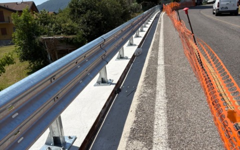 Continuano i lavori per la nuova barriera della SP41 tra Erba e Longone al Segrino