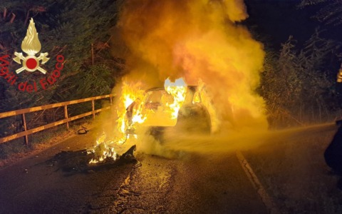 Auto finisce contro guard rail e prende fuoco