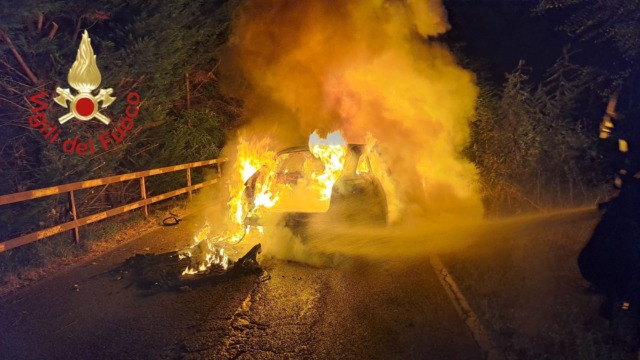 Auto finisce contro guard rail e prende fuoco