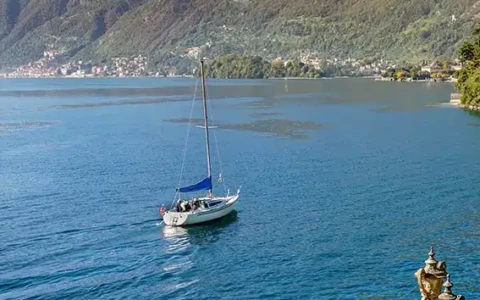 Allarme: si tuffa da un’imbarcazione e non riemerge