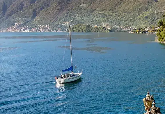Allarme: si tuffa da un’imbarcazione e non riemerge