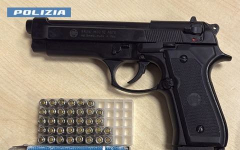 Pistola nascosta in auto: denunciato 26enne a Montano Lucino