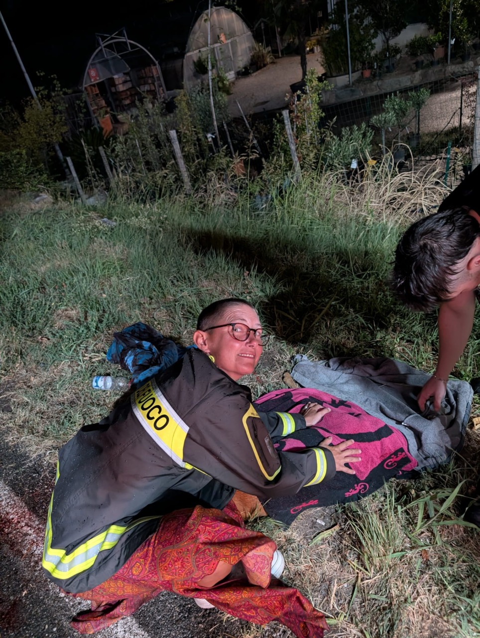 Cucciolo di capriolo investito, salvo per miracolo grazie a due passanti