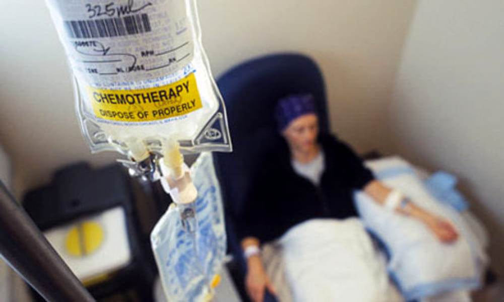 Pazienti oncologici con dispositivi venosi e pelle sensibile si proteggono al mare con indumenti e crema solare