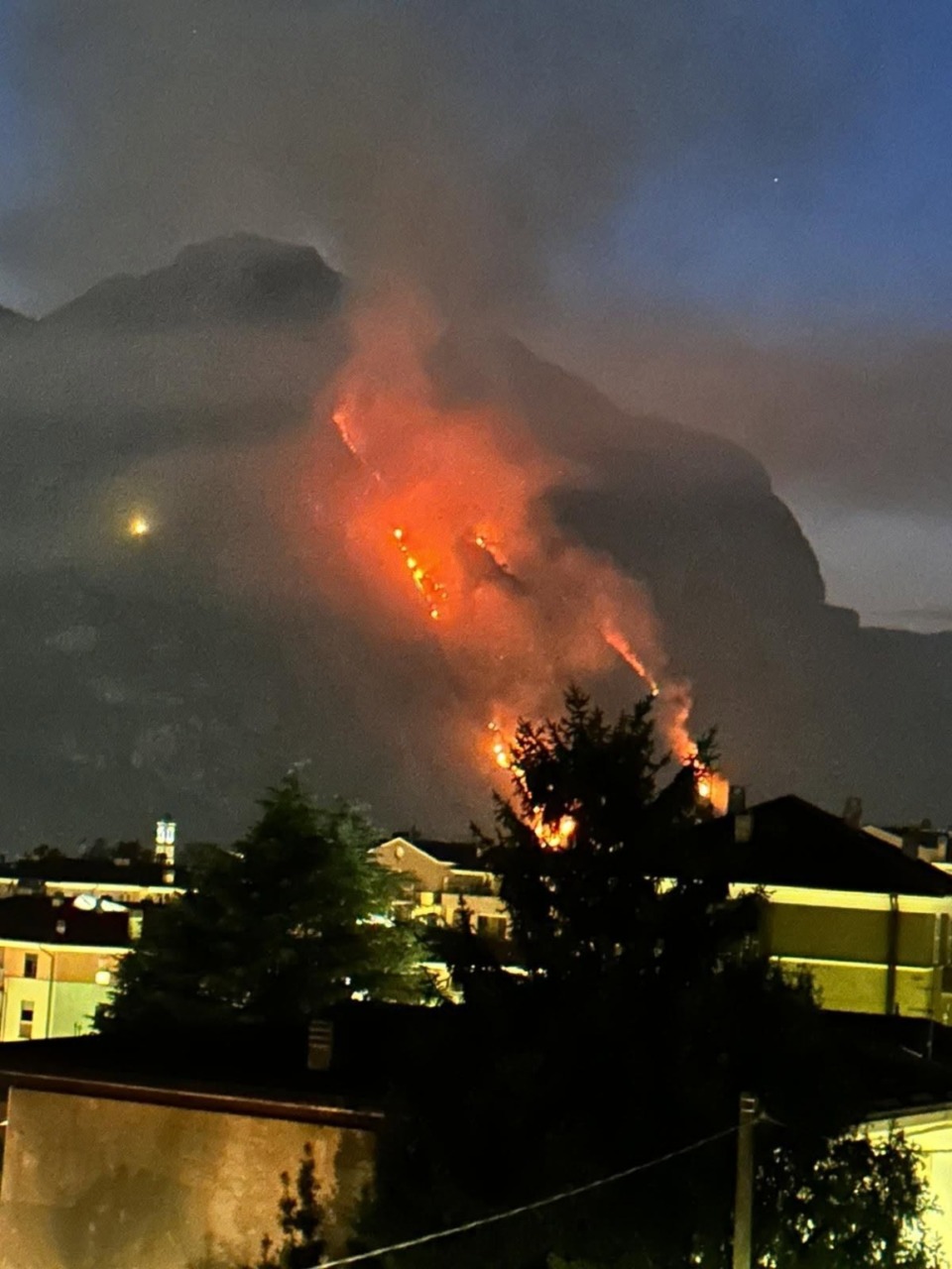 Monte Moregallo in fiamme: chiusa la Strada provinciale 583