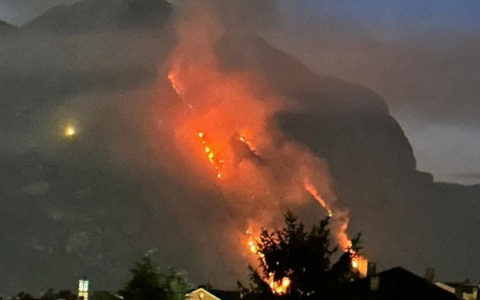 Monte Moregallo in fiamme: chiusa la Strada provinciale 583